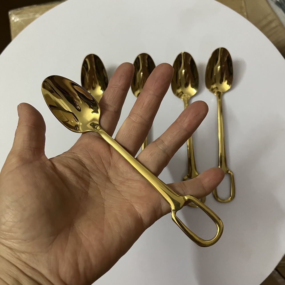 أدوات مائدة من الفولاذ المقاوم - مراجعة Gold Cutlery Flatware وسعره