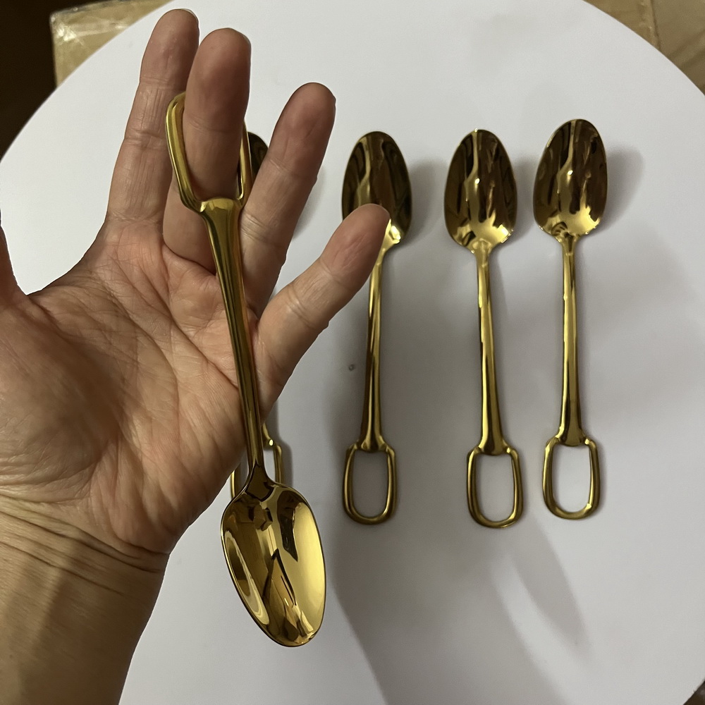 أدوات مائدة من الفولاذ المقاوم - مراجعة Gold Cutlery Flatware وسعره
