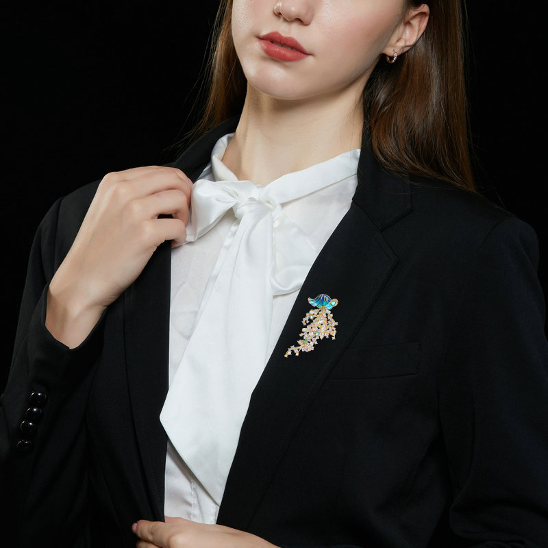 دبوس زينة على شكل قنديل البحر  - مراجعة Luxury Lifestyle Jewelry وسعره