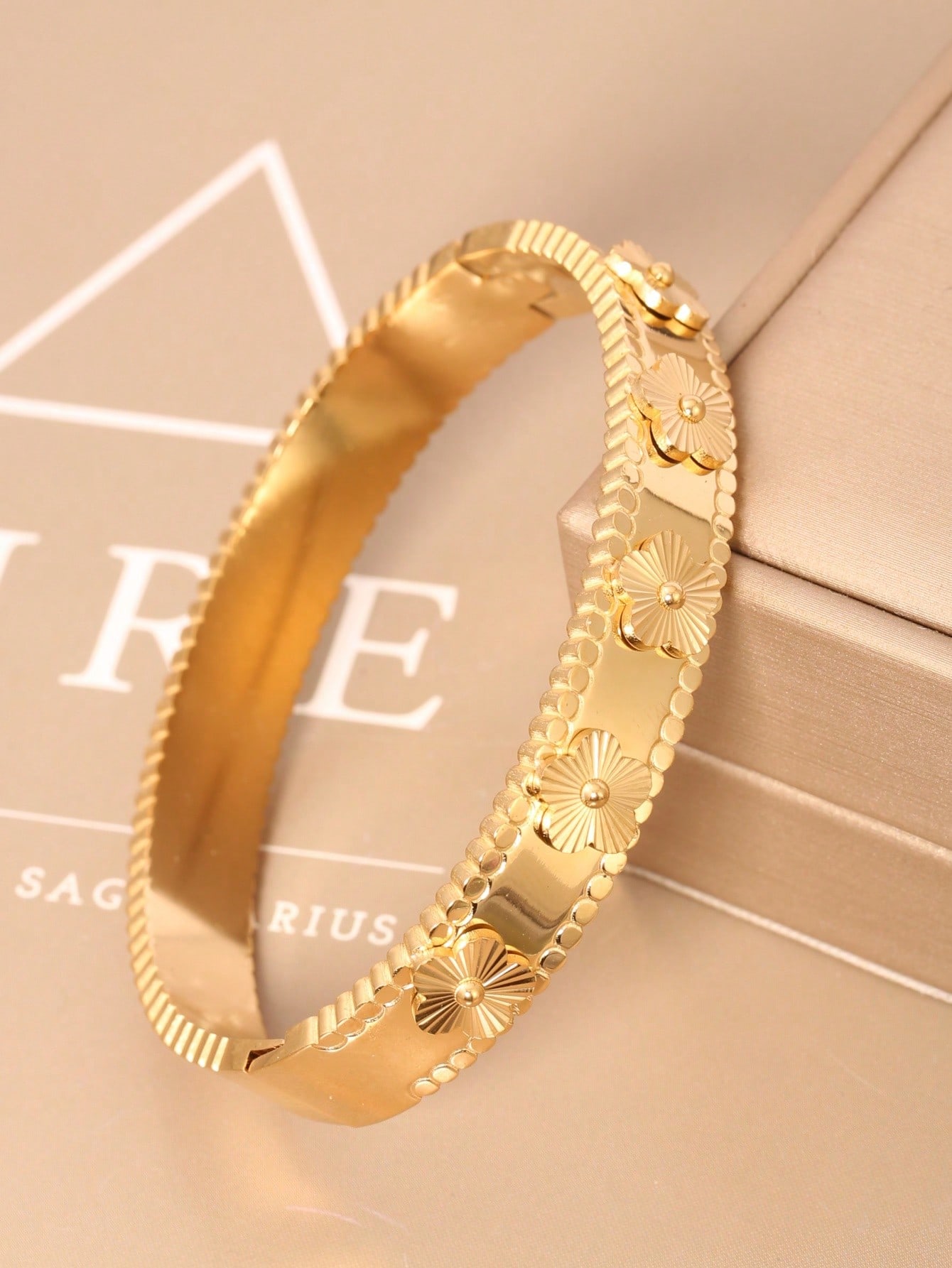 قطعة واحدة من سوار بتصميم أورو - مراجعة Luxury Lifestyle Jewelry وسعره