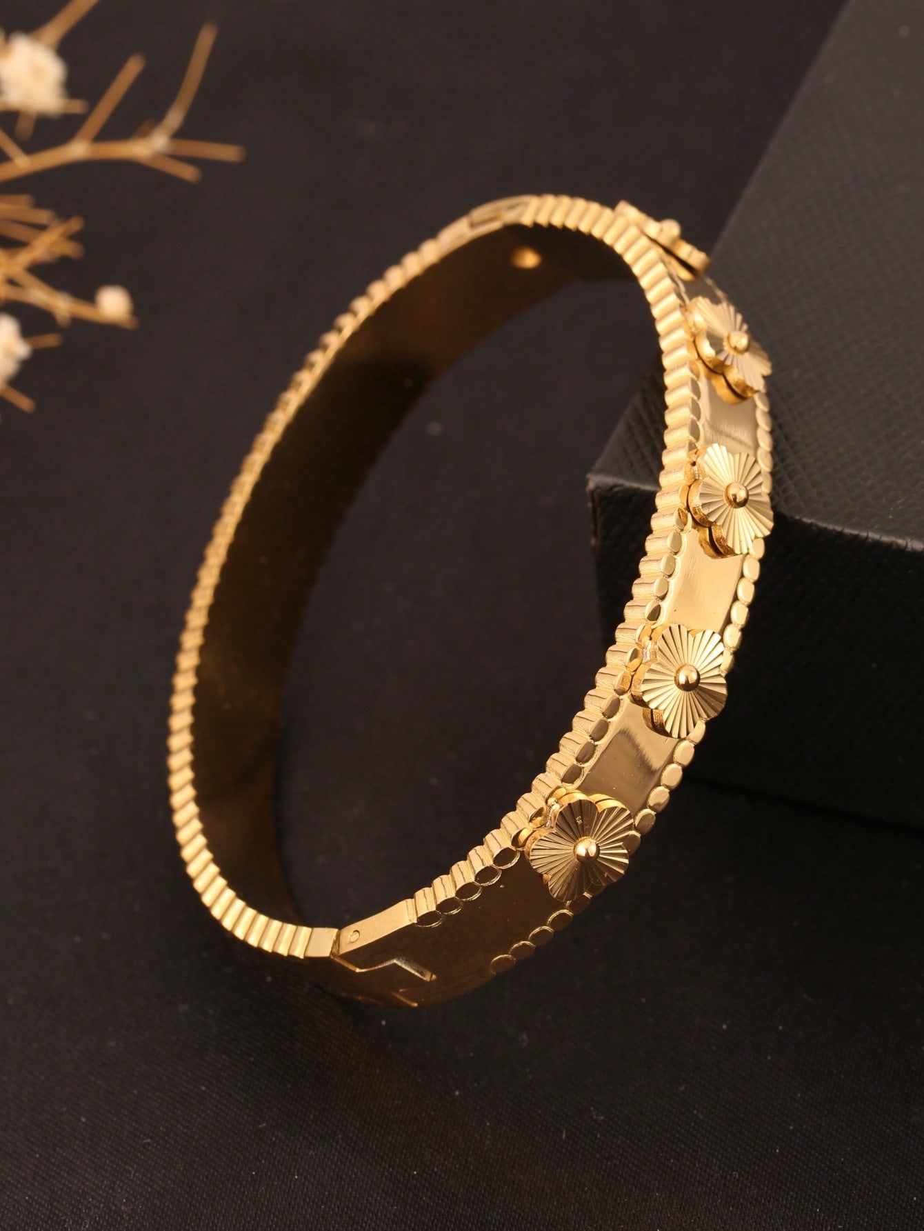 قطعة واحدة من سوار بتصميم أورو - مراجعة Luxury Lifestyle Jewelry وسعره