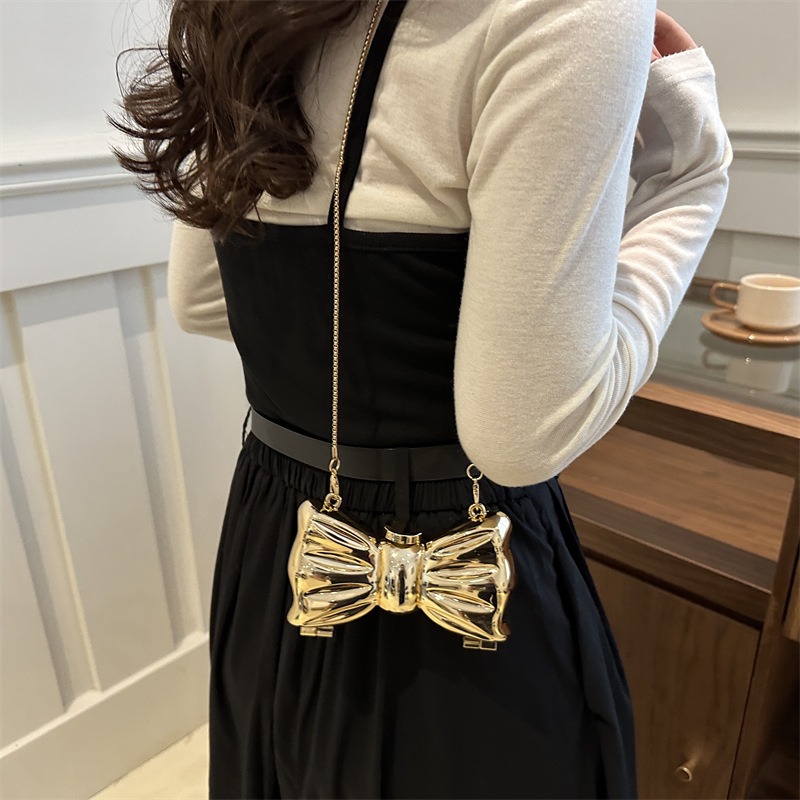 حقيبة يد صغيرة معدنية عصرية فا - مراجعة Luxury Lifestyle وسعره